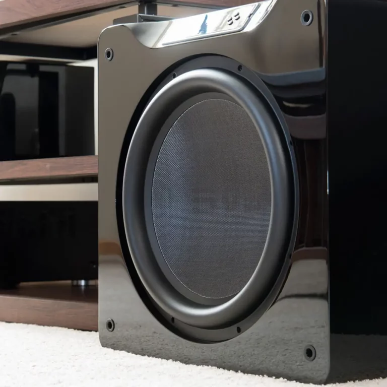 SVS SB16 Ultra Caisson de basses scellé 16 po Haut-parleur 1500 Watts RMS Piano Noir brillant (SB16-Ultra)