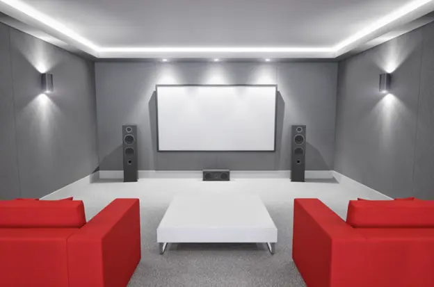 Exemple de salle de cinéma maison moderne avec des sièges rouges, un grand écran et un système audio surround.